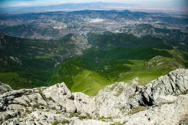 Zdjęcie zielona góra w armenii pod abstrakcyjnym niebem