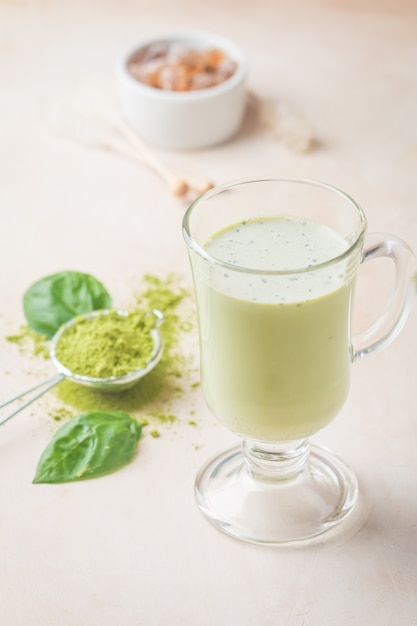 Zielona herbata matcha latte w szklanej filiżance