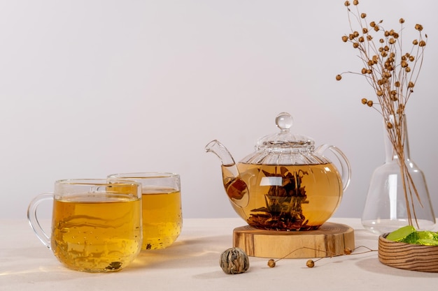 Zielona herbata oolong w szklanym czajniczku na stole Gorąca herbata w szklanych filiżankach
