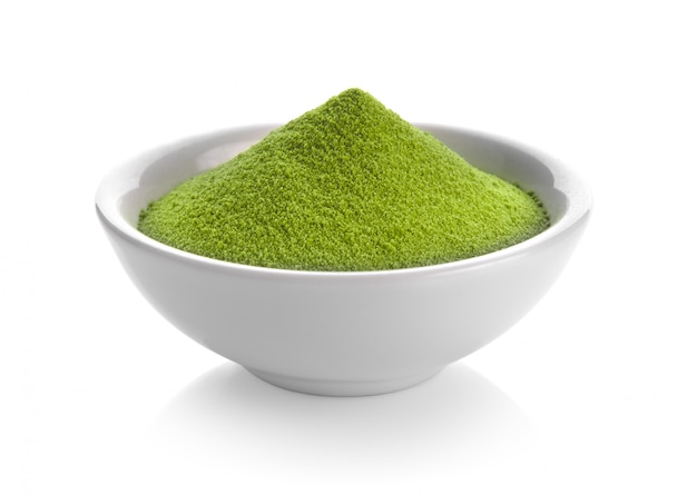 Zdjęcie zielona herbata proszek w pucharze na biel przestrzeni