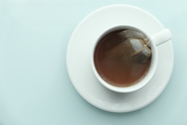 Zielona herbata z torebką herbaty na powierzchni płytek