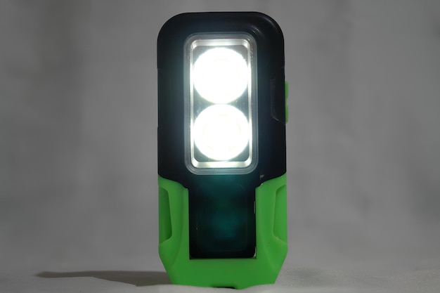 Zdjęcie zielona i czarna latarka z dwoma białymi światłami