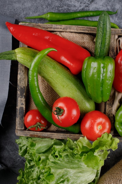 Zielona i czerwona kombinacja warzyw.