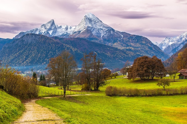 Zielona, jasna łąka i słynna góra Watzmann. Góry Bawarii. Niemcy