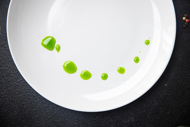 Zdjęcie zielona oliwa z miętą pietruszki lub bazylią świeża porcja gotowa do spożycia przekąska na stole skopiuj miejsce na jedzenie