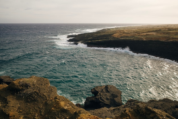 Zielona piaszczysta plaża na Big Island na Hawajach.