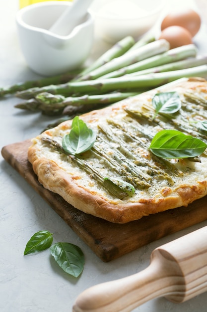 Zielona pizza ze szparagami z ziołami i mozzarellą