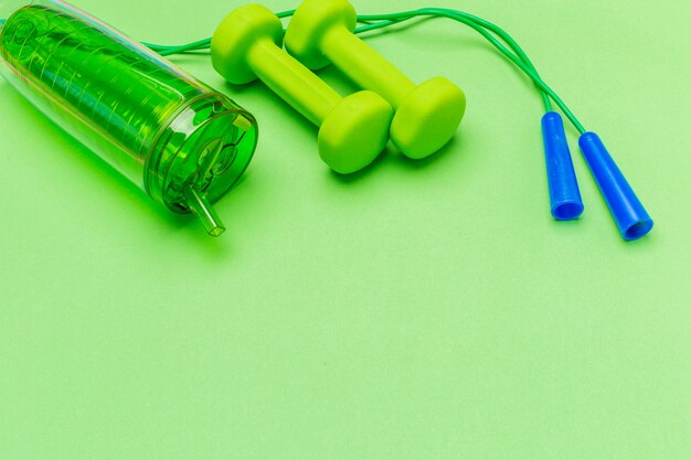 Zielona plastikowa serwetka shaker kubek, koncepcja fitness