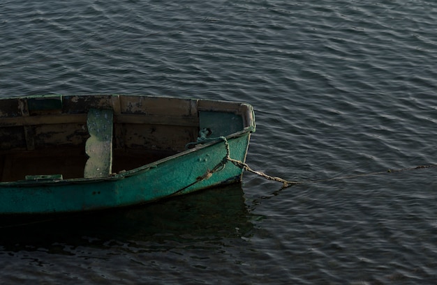 Zielona Rdzewiejąca łódź odizolowywająca w morzu
