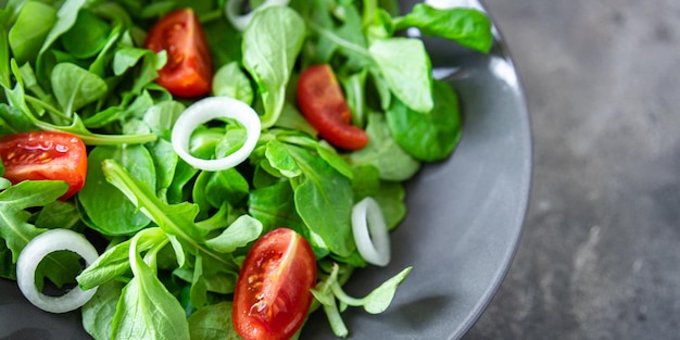 zielona sałatka warzywo pomidor cebula sałata mix mache zielony świeży zdrowy posiłek jedzenie przekąska dieta