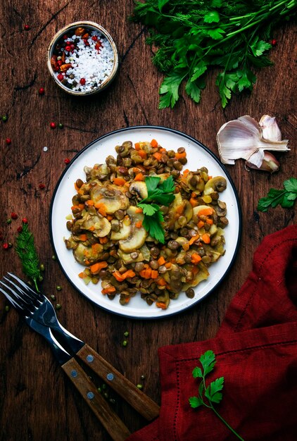 Zielona soczewica z grzybami i warzywami vintage drewniany stół kuchenny tło miejsce dla tekstu wegański lub wegetariański posiłek czysty jedzenie koncepcja widok z góry