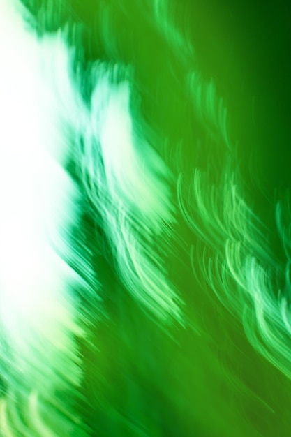 Zielona spirala iskier wirujących wokółSpiralne efekty świetlne w jasnozielonych kolorach