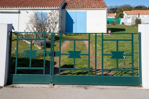 Zielona stal klasyczny stary portal w stylu vintage metalowy podjazd brama wejściowa dostęp do domu