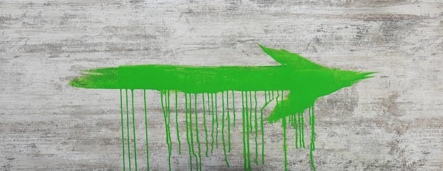 Zdjęcie zielona strzałka kierunku na drewnianej ścianie