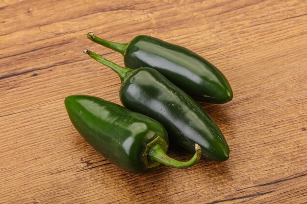 Zielona surowa papryka jalapeno