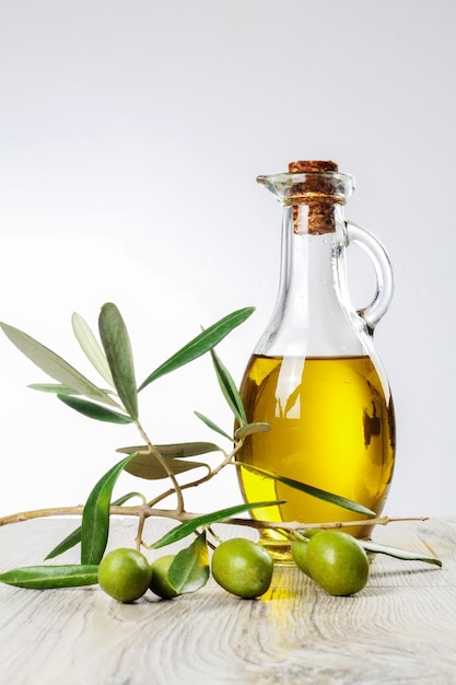 Zielona świeża oliwa z oliwek i oliwa z oliwek na białym tle.