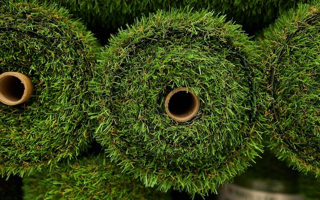 zielona sztuczna trawa w rolkach z bliska Rolki sztucznej trawy w magazynie materiałów budowlanych
