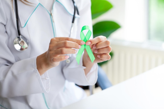 Zielona wstążka w ręku jako symbol świadomości raka chłoniaka