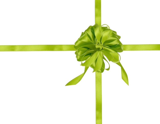 Zdjęcie zielona wstążka z krzyżem i dużym łukiem na odizolowanym opakowaniu tła na prezent