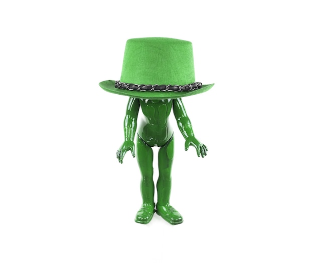 Zielona żaba w kapeluszu z napisem „kocham żabę”.