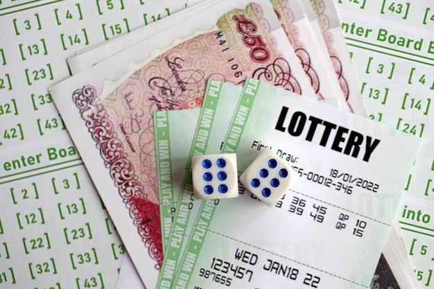 Zielone bilety loterii i brytyjskie funty pieniężne na pustych banknotach z numerami do gry