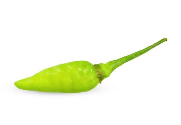 Zdjęcie zielone chili karen odizolowane na białym tle