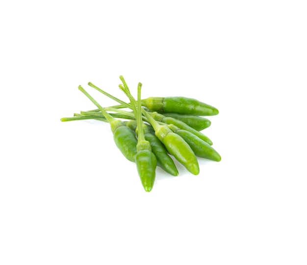 Zielone chili na białym tle