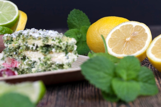 Zdjęcie zielone ciasto ze śmietaną i limonką