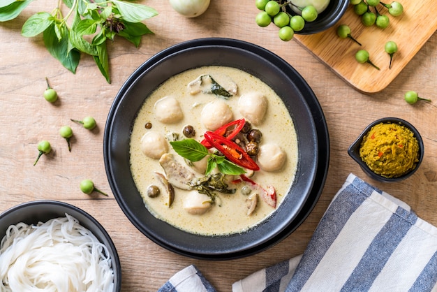 Zielone Curry Z Rybią Kulką