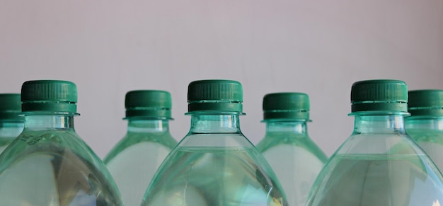 Zielone Czapki Plastikowe Butelki Wypełnione Wodą Zbliżenie Widok Z Boku Zbiory Zdjęć