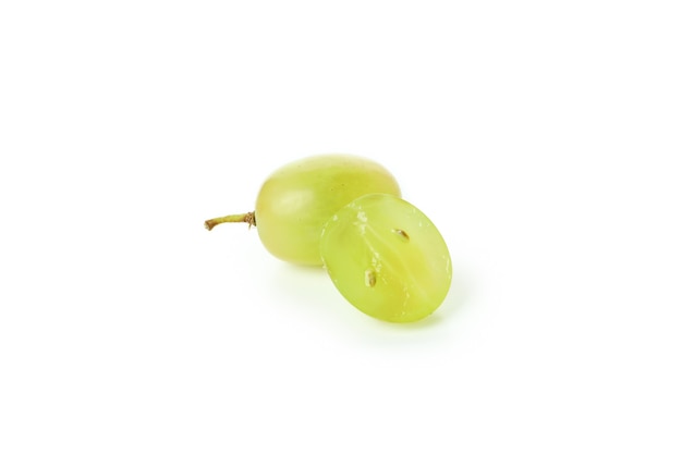 Zielone dojrzałe winogrona na białym tle
