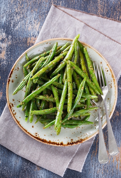 Zielone fasole sałatkowe lato z pesto.