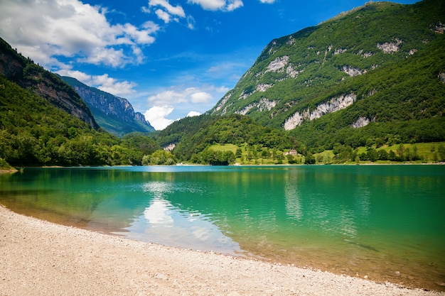 Zielone góry i jezioro Tenno z przezroczystą wodą, Trentino, Włochy