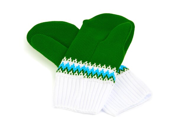 Zdjęcie zielone i białe rękawiczki z dzianiny na białym tle