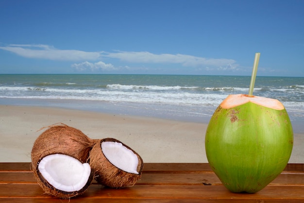 Zielone i brązowe kokosy na plaży Bahia Brazil