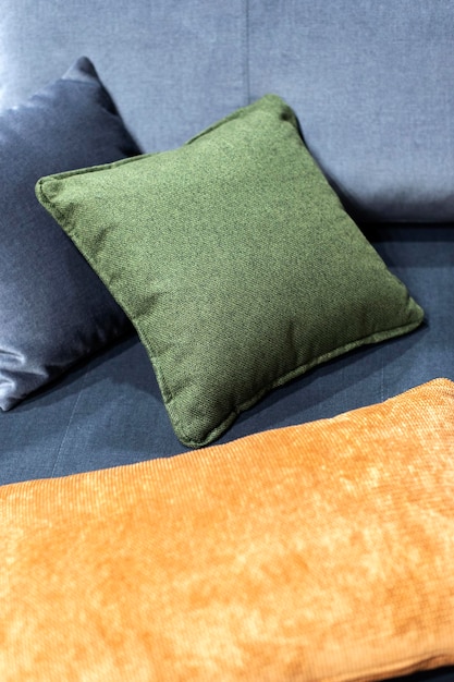 Zielone i brązowe poduszki na szarym wystroju domu na kanapie