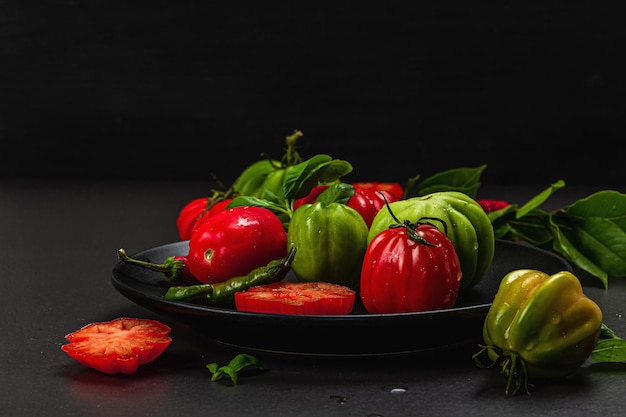 Zielone i czerwone pomidory prążkowane Odmiana amerykańska lub florencka Dojrzałe warzywa świeże liście laurowe