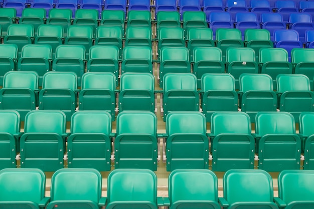 Zielone I Niebieskie Plastikowe Siedzenia Stadionowe Dla Widzów Nikt Nie Ma Pustych Rzędów