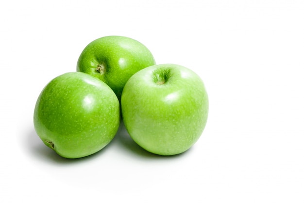 Zielone jabłka na białym, skład, izolowanie.