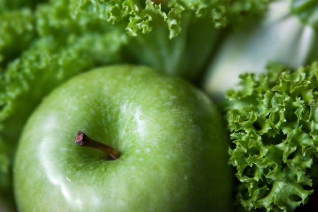 Zielone jabłko z zieloną sałatą