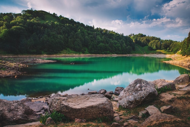 Zielone jezioro w górach