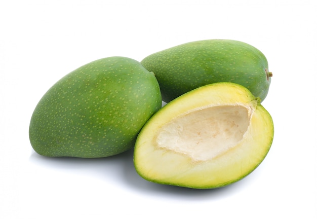 Zielone mango na białej przestrzeni