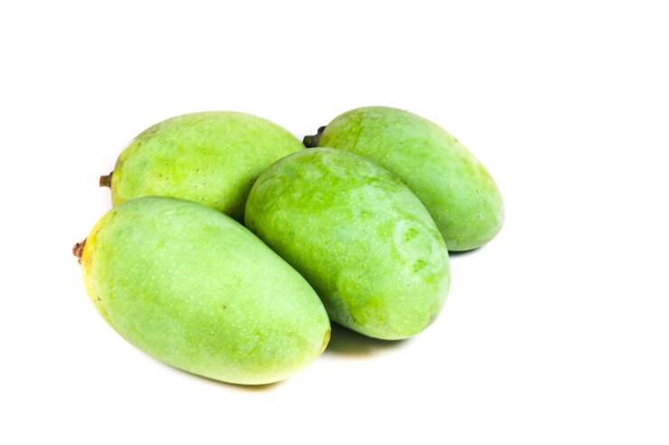 Zielone mango na białym tle