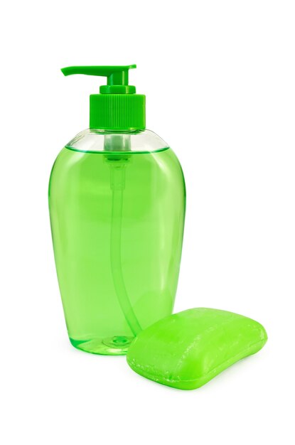 Zielone mydło w płynie w butelce, zielony kawałek stałego mydła na białym tle