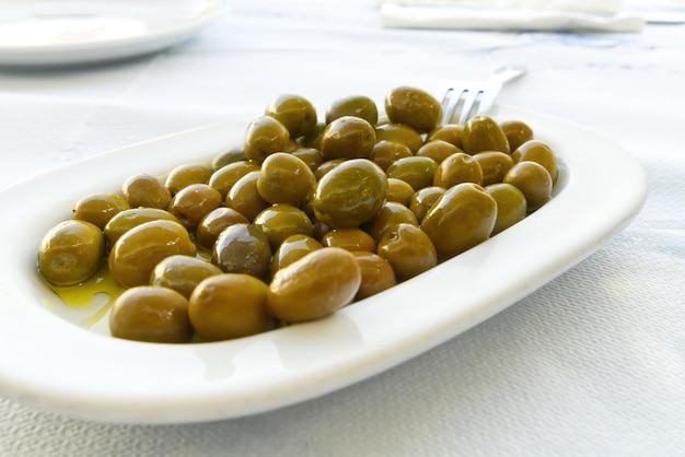 Zielone oliwki w greckiej restauracji