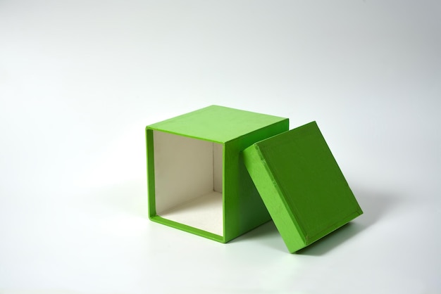 Zdjęcie zielone pudełko kartonowe na białym, odizolowanym tle