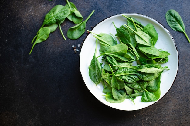 Zielone soczyste liście szpinaku ekologiczna sałatka