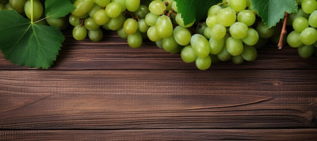 Zielone soczyste winogrona na podłoże drewniane