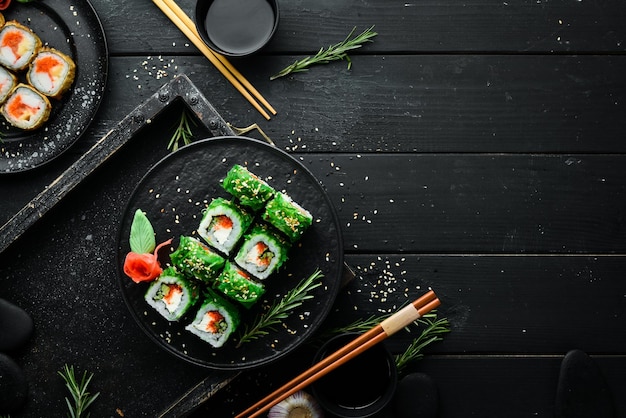 Zielone sushi Japońskie sushi z sałatką Chuka Dieta azjatycka Jedzenie Widok z góry