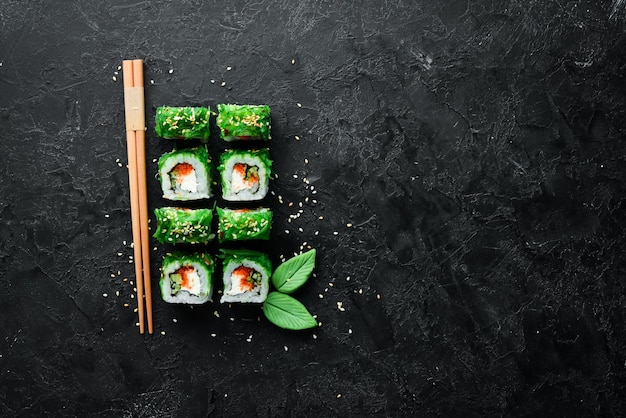 Zielone sushi Japońskie sushi z sałatką Chuka Dieta azjatycka Jedzenie Widok z góry